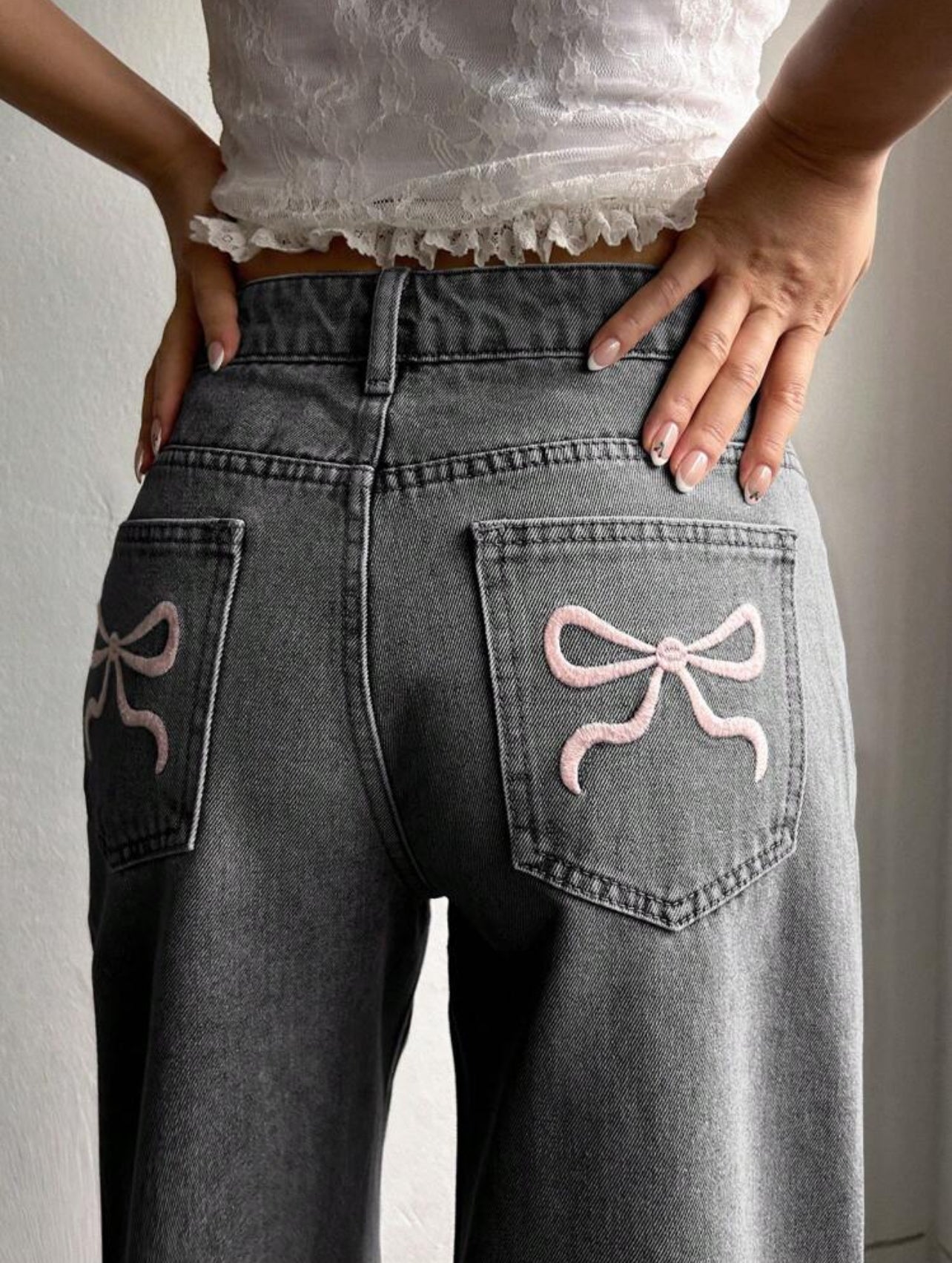 COZY Jeans con fiocco ricamato